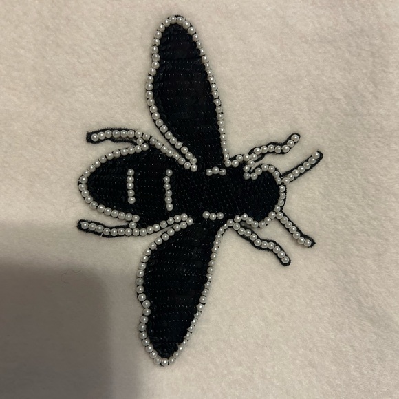 NWT authentic Gucci cashmere scarf with pearl bee appliqué, ivory color - Picture 8 of 10